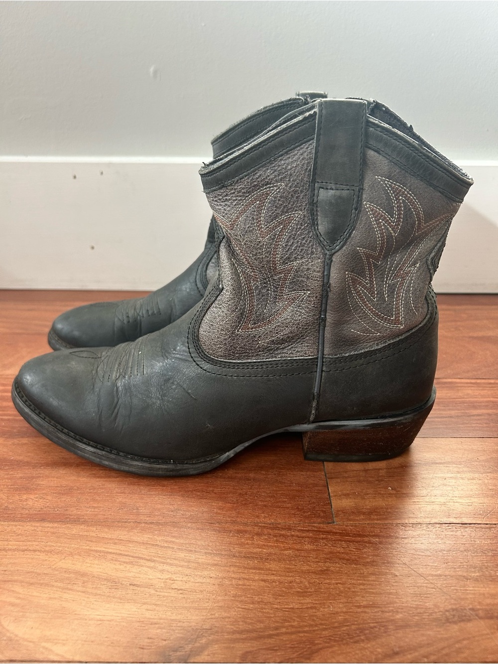 Ariat Unbridled Billie Distressed Leather Cowgirl Western Ankle Boots Women Sz 9